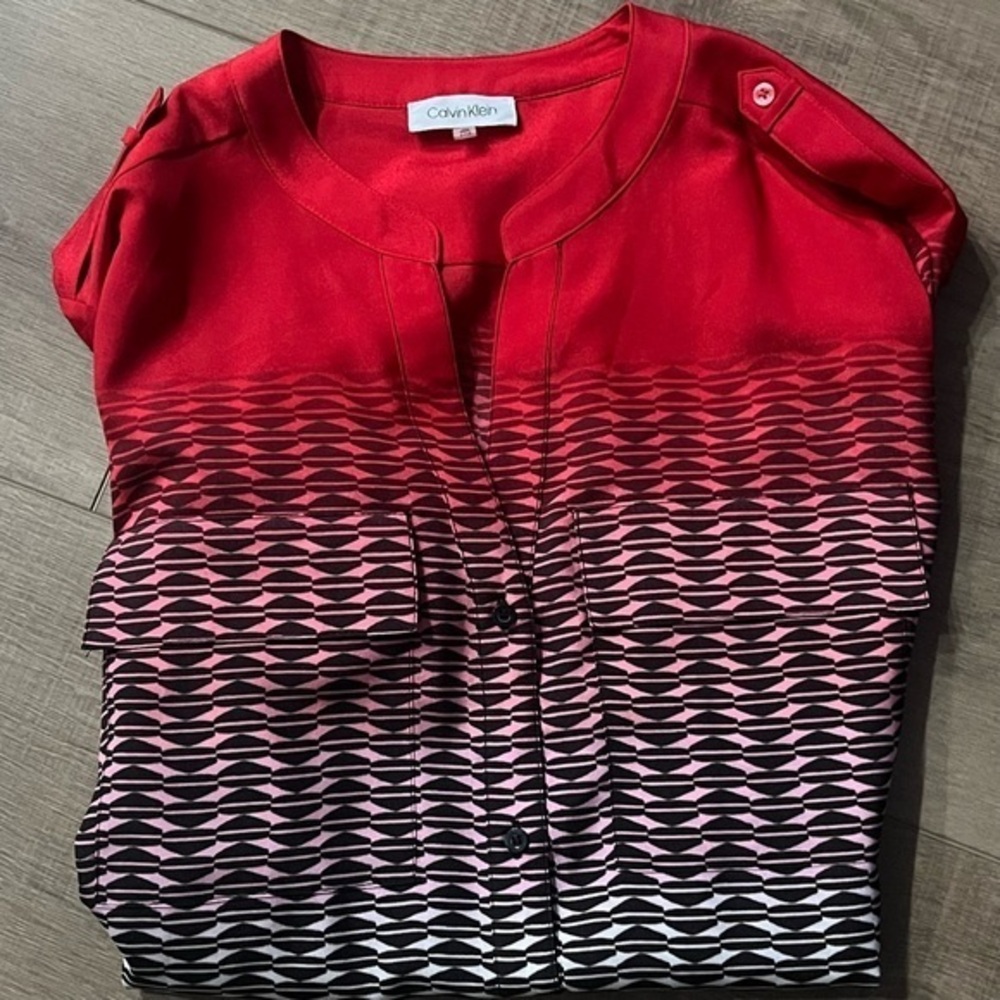 Calvin Klein Tunic Blouse Red Ombré Roll Tab Blouse V Neck Button Epaulets 2X - Picture 16 of 16